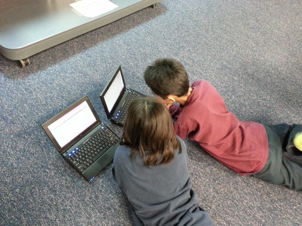 Se gli studenti usano computer personali, il controllo deve essere esteso anche oltre i muri della scuola.