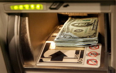 Perché fare tanti giri per rubare denaro? Meglio attingere direttamente al bancomat!